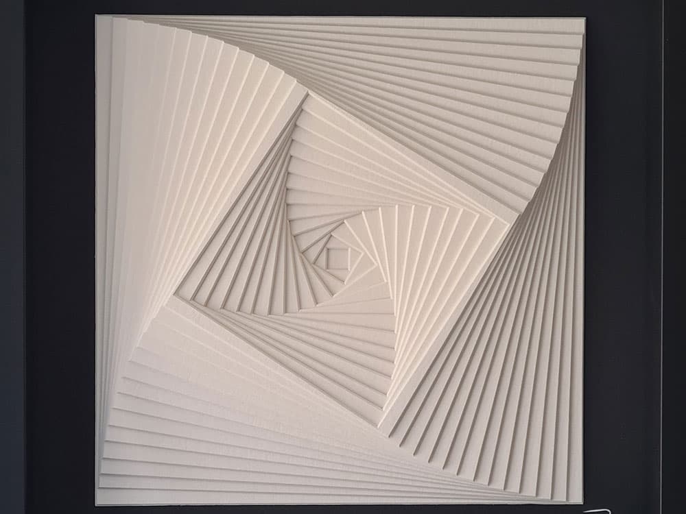 Expositie Reliëfs van papier van Peter Mirani