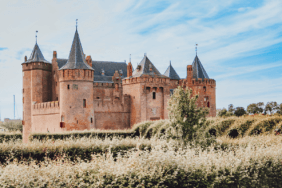 Familietheater: Alleen op de wereld in Kasteel Muiderslot